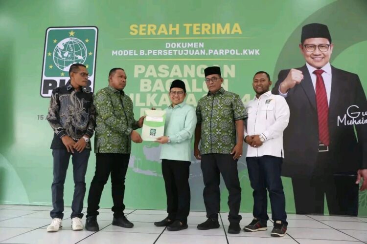 Ketua Umum DPP PKB Muhaimin Iskandar saat menyerahkan surat rekomendasi dukungan kepada pasangan calon kepala daerah (cakada) di Aceh, Kamis (15/8). Foto: Istimewa
