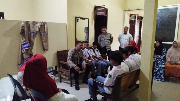 Polsek Kuta Baro mengamankan belasan pelajar yang diduga bolos sekolah dan nongkrong di warung kopi kawasan Lam Ateuk, Aceh Besar, Senin (19/8). Foto: Istimewa