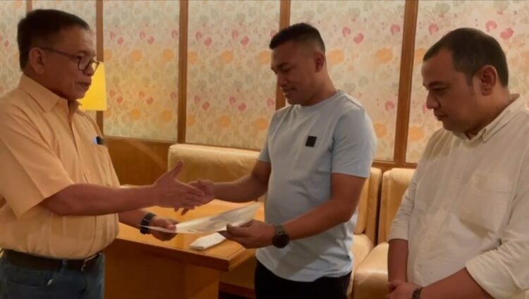 Ketua Umum DPP PNA Irwandi Yusuf menyerahkan SK dukungan kepada Calon Bupati/Wakil Bupati Abdya Safaruddin-Mas Adi, Rabu (21/8). Foto: For Infoaceh.net