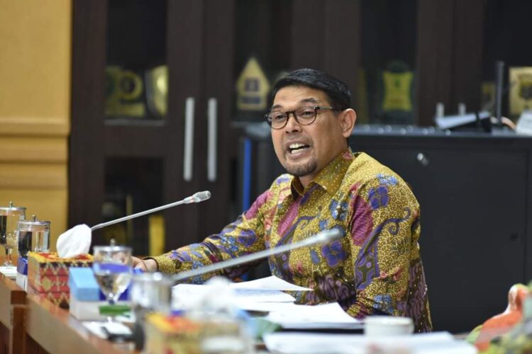 Anggota Komisi III DPR RI asal Aceh M Nasir Djamil mengecam pemukulan mahasiswa pengunjuk rasa di DPRA, Jum'at malam (23/8). (Foto: Dok. Info Aceh)