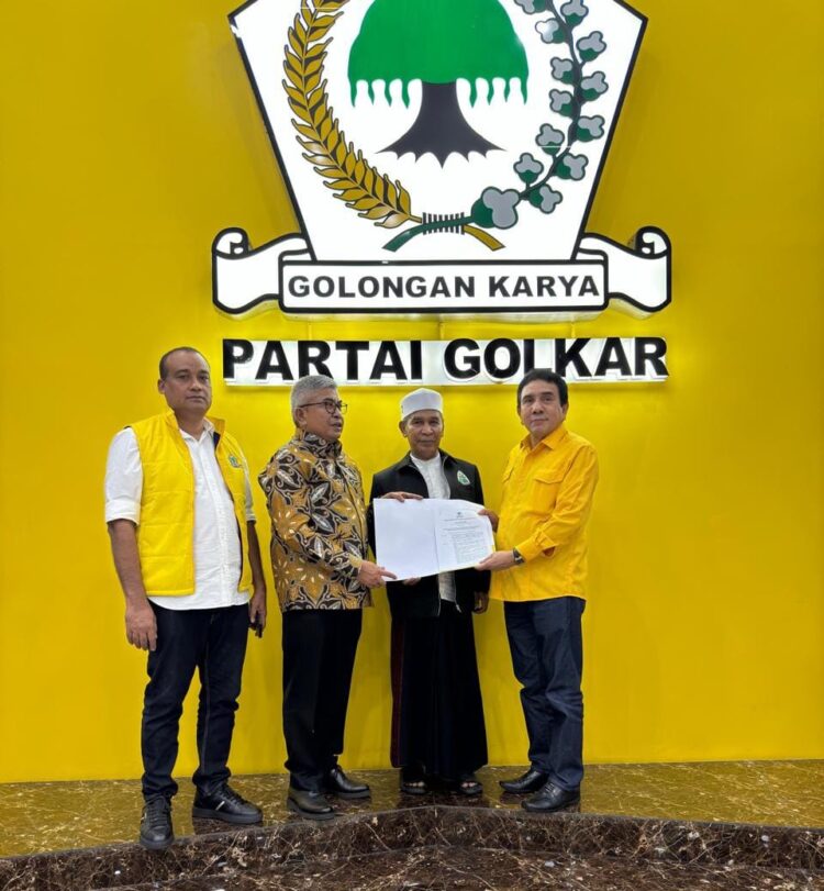 Ketua DPD I Partai Golkar Aceh TM Nurlif menyerahkan SK dukungan Calon Gubernur/Wakil Gubernur Aceh kepada Bustami Hamzah dan Tu Sop di Jakarta, Ahad malam (25/8). (Foto: For Infoaceh.net)