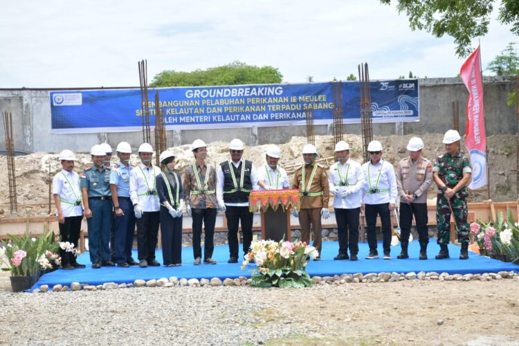 Menteri Kelautan dan Perikanan RI, Sakti Wahyu Trenggono didampingi Pj Gubernur Aceh Dr Safrizal ZA MSi melakukan Groundbreaking Pembangunan Pelabuhan Perikanan Terpadu di Ie Meulee, Sabang, Senin (26/8/2024). Foto: For Infoaceh.net