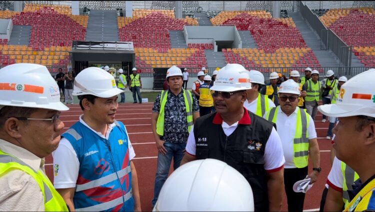 GM PLN Aceh Mundhakir bersama Pj Gubernur Aceh Safrizal melakukan kunjungan langsung ke Stadion Harapan Bangsa Lhong Raya Banda Aceh. (Foto: For Infoaceh.net)