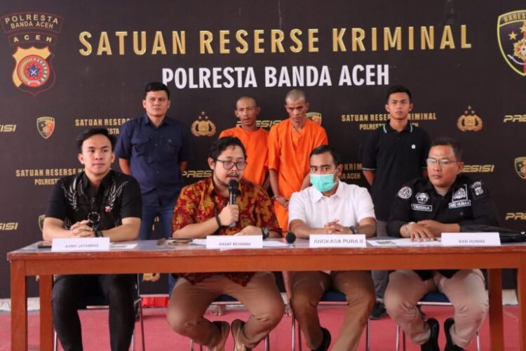 Kasat Reskrim Polresta Banda Aceh Kompol Fadilah Aditya Pratama dalam konferensi pers, Jum'at (9/8/2024) memperlihatkan pelaku pencurian kabel lampu runway Bandara Internasional SIM, Blang Bintang, Aceh Besar. (Foto: Dok. Polresta Banda Aceh)