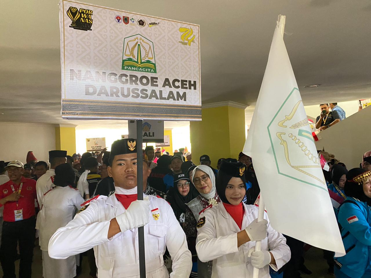 Kontingen Porwanas PWI Aceh saat tampil pada defile kontingen pembukaan Porwanas XIV di GOR Paman Birin, Banjarbaru, Kalsel, Kamis, 22 Agustus 2024. (Foto: Dok. PWI Aceh)