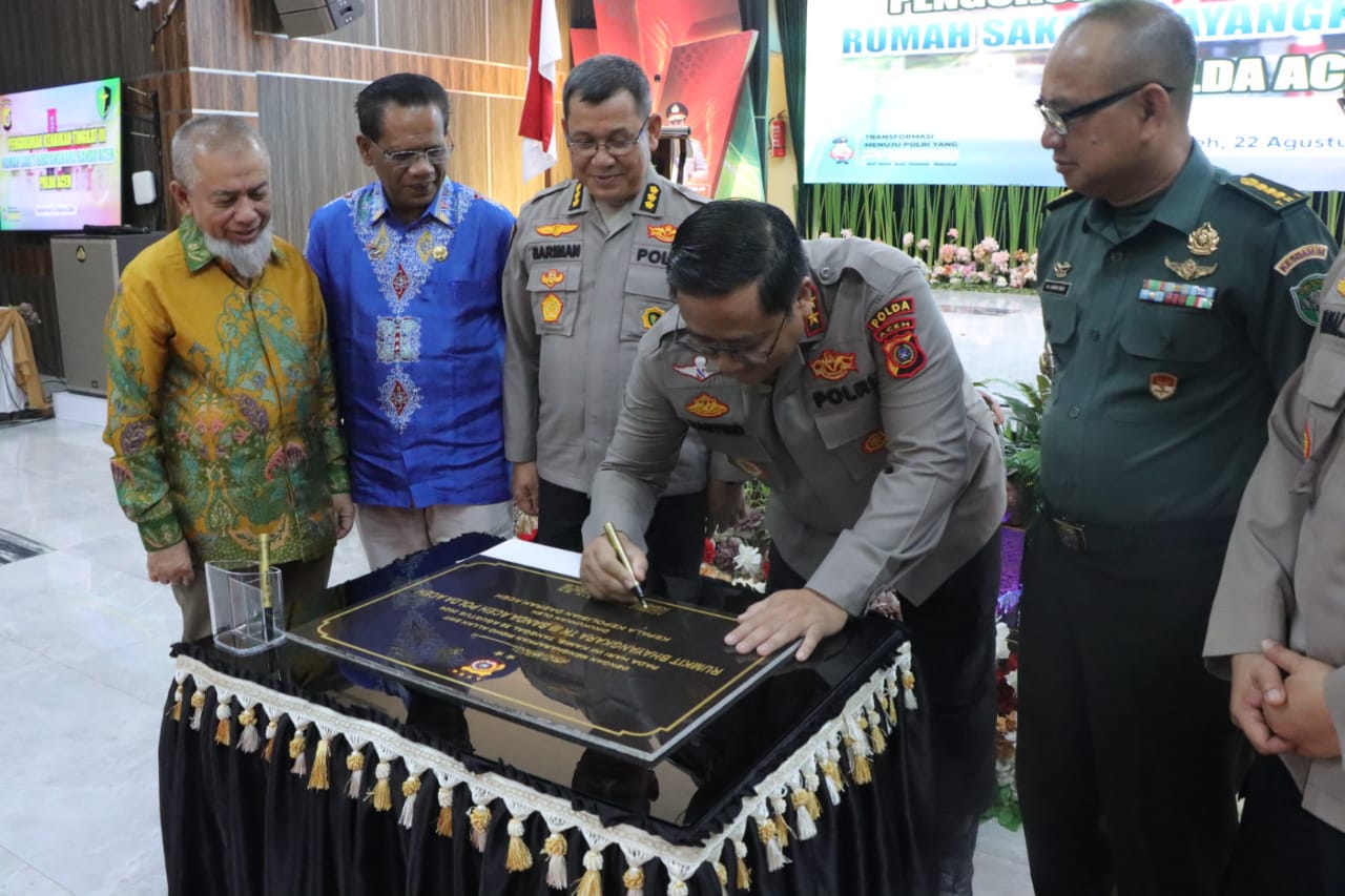 Kapolda Aceh Irjen Pol Achmad Kartiko, menandatangani prasasti saat mengukuhkan klasifikasi RS Bhayangkara di aula Presisi Polda Aceh, Kamis, 22 Agustus 2024. Foto: Istimewa