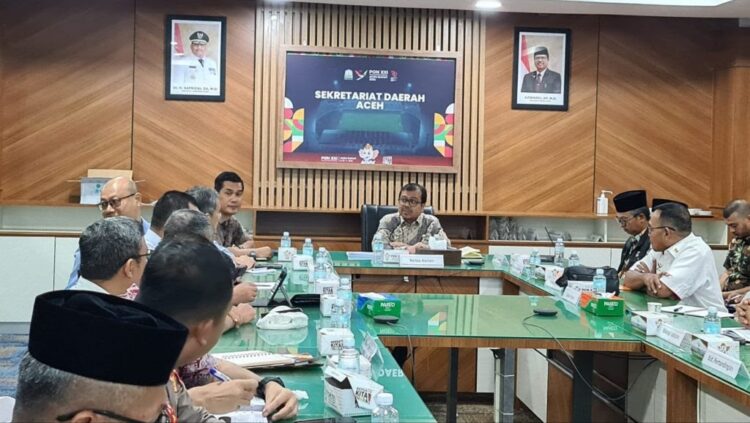 Plh. Sekda Aceh yang juga Ketua Harian PB PON XXI 2024 Azwardi Abdullah memimpin rapat koordinasi para Ketua Bidang PB PON dengan Tim Pendampingan Hukum Kejaksaan Agung untuk membahas mekanisme dalam penggunaan anggaran PON, di Kantor Gubernur Aceh, Kamis (29/8). (Foto: Biro Adpim Setda Aceh)
