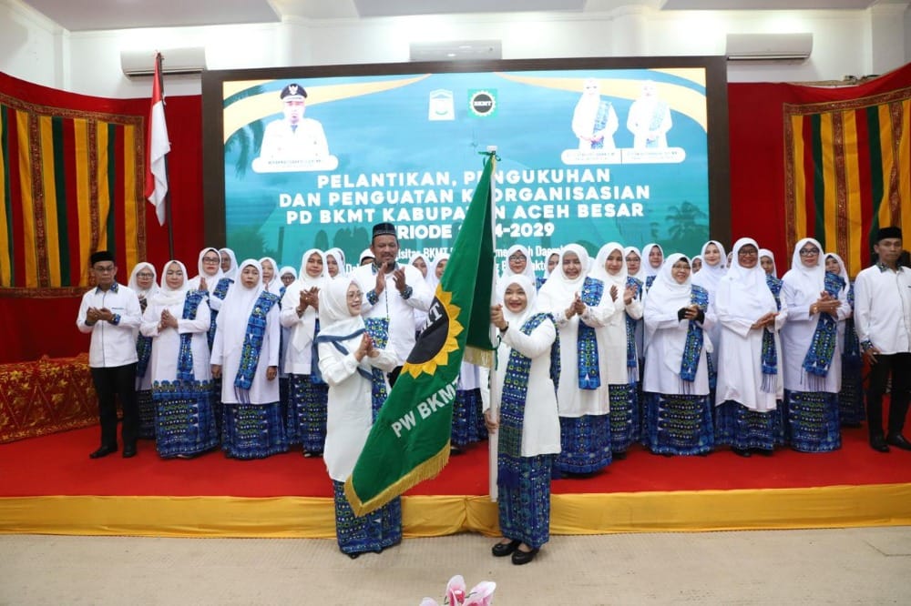 Kepengurusan BKMT Aceh Besar periode 2024-2029, dilantik oleh Ketua BKMT Aceh Dyah Erti Idawati, di Meuligoe Bupati Aceh Besar, Jantho, Selasa (10/9/2024). (Foto: For Infoaceh.net)