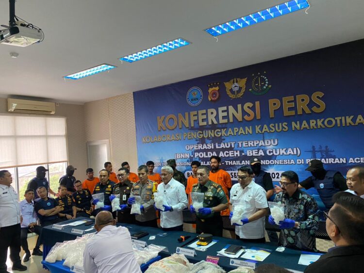 Kepala BNN RI Komjen Pol Marthinus Hukom memberikan keterangan pengungkapan sabu 29,25 kg di Aceh Timur pada konferensi pers di Banda Aceh, Selasa (17/9/2024). Turut hadir Pangdam IM Mayjen TNI Niko Fahrizal, Wakapolda Aceh Brigjen Pol Misbahul Munauwar dan Kepala BNNP Aceh Brigjen Pol Marzuki Ali Basyah. (Foto: dok infoaceh.net)