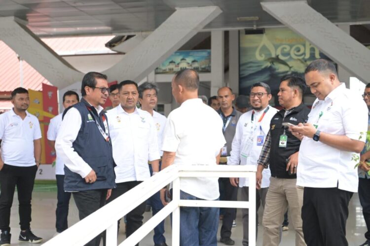 Pj Sekda Aceh Azwardi Abdullah bersama sejumlah pengurus inti PB PON XXI wilayah Aceh, meninjau pelayanan di Pelabuhan Penyeberangan Ulee Lheue, Jum'at (13/9/2024). Foto: For Infoaceh.net