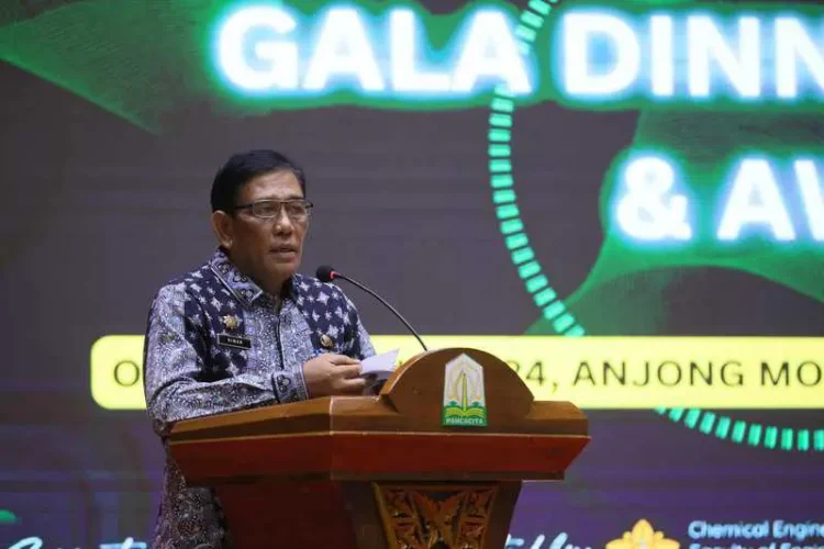 Plt. Sekda Aceh Muhammad Dirwansyah memberi sambutan pada malam Gala Dinner International Conference on Chemical Engineering and Applied Sciences (ICChEAS) 2024, di Anjong Mon Mata Pendopo Gubernur Aceh, Kamis malam (17/10).