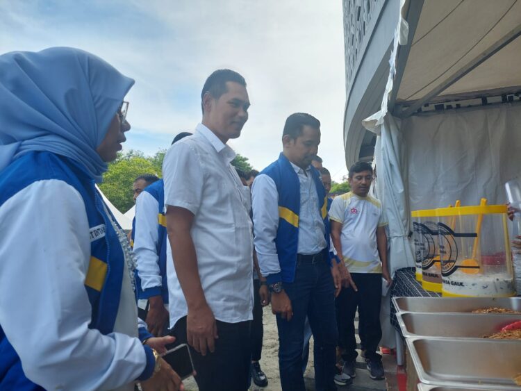 Kadispora Aceh Nasir Syamaun bersama Ketua KNPI Aceh Aulia Rahman meninjau stand UMKM Pemuda usai pembukaan acara festival kreatifitas sumpah pemuda KNPI Aceh di Museum Tsunami Aceh, Jum'at (1/11).