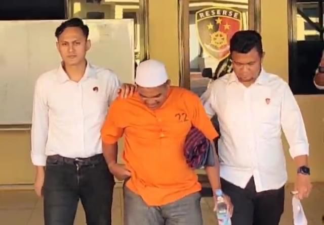 Mantan Keuchik Buket Panjou, Kecamatan Nurussalam Aceh Timur, MH (42) ditetapkan sebagai tersangka korupsi dana desa dan ditahan oleh penyidik Satreskrim Polres Aceh Timur. (Foto: Dok. Polres Aceh Timur)