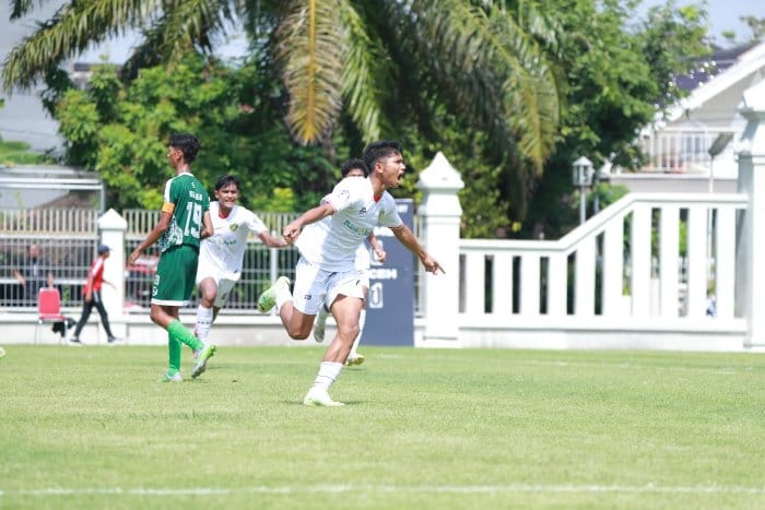 Striker PSAB Aceh Besar Arkaan Fikri meluapkan kegembiraan usai menjebol gawang Persebri Batang Hari Jambi pada laga ketiga Grup A Piala Soeratin U-17 Nasional di Lapangan Banyuanyar, Solo, Surakarta, Rabu (11/12). (Foto: For Infoaceh.net)