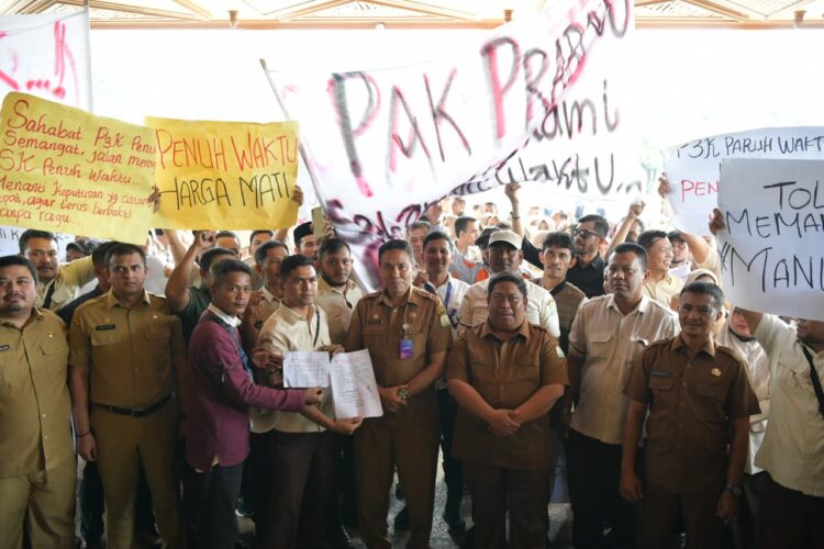 Ratusan pegawai kontrak Pemerintah Aceh dari berbagai instansi yang tidak lulus seleksi PPPK menggelar aksi unjuk rasa di halaman Kantor Gubernur Aceh pada Selasa (14/1/2025). (Foto: For Infoaceh.net)
