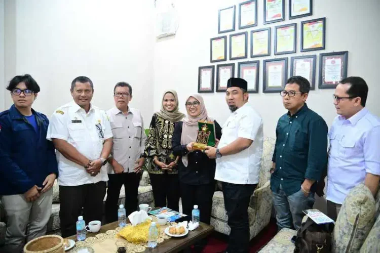 Pj Bupati Aceh Besar Muhammad Iswanto menerima kunjungan silaturahmi dari Universitas Teknologi Petronas Malaysia, di Dekranasda Gampong Gani, Kecamatan Ingin Jaya, Aceh Besar, Rabu (15/1). (FOTO/MC ACEH BESAR)