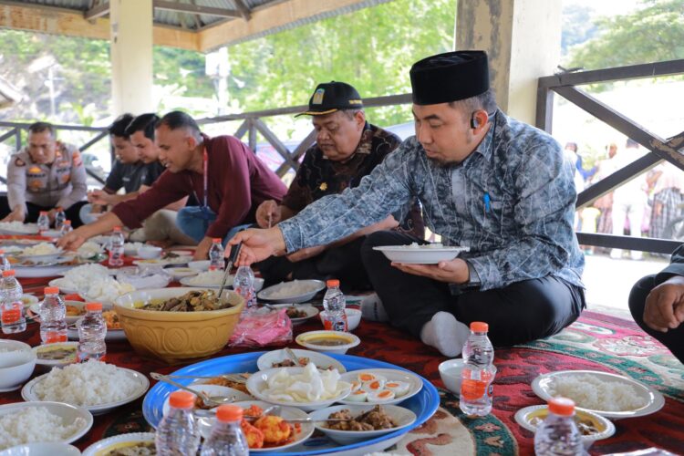 Pj Bupati Aceh Besar Muhammad Iswanto menghadiri khanduri laot yang digelar di Pantai Lhokseudu, Kecamatan Leupung, Kamis (16/1/2025). (FOTO: PROKOPIM PEMKAB ACEH BESAR)