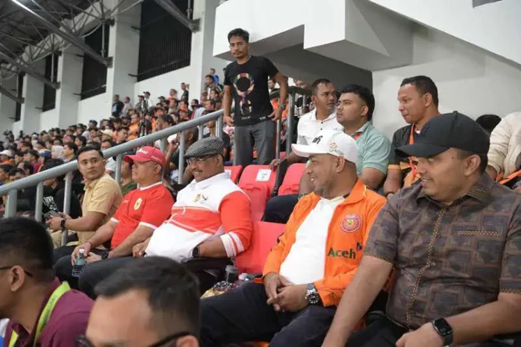 Pj Gubernur Aceh Safrizal ZA didampingi staf khusus Fauzi Ali, Plt Dirut Bank Aceh Fadhil Ilyas dan Karo Adpim Setda Aceh Akkar Arafat menonton laga 8 besar Liga 2 antara Persiraja lawan PSPS di Stadion H. Dimurtala Lampineung Banda Aceh, Senin malam (20/1)