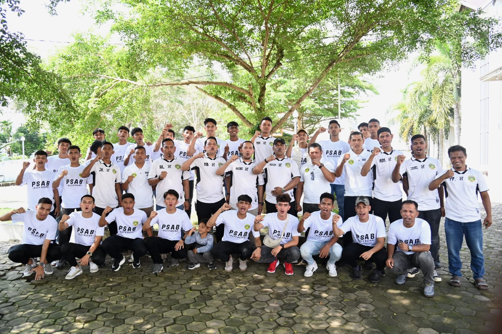 Plt Sekda Aceh Besar Bahrul Jamil dan Wakil Ketua DPRK Muhsin melepaskan pemain PSAB Aceh Besar ikut Liga 4 ke Sabang, Jum'at (24/1). (Foto: For Infoaceh.net)
