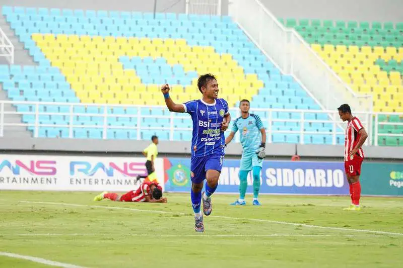 Selebrasi perayaan gol pemain Persiraja Banda Aceh Vivi Asrizal setelah membobol gawang Deltras FC Sidoarjo, di Stadion Gelora Delta Sidoarjo, Ahad sore (26/1/2025). (Foto: Dok. MO Persiraja)