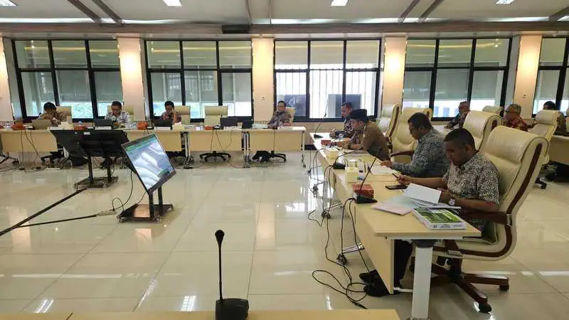 Pj Bupati Aceh Besar Muhammad Iswanto didampingi Plt Sekda Bahrul Jamil saat melaporkan kinerja triwulan ke-10 roda pemerintahan Aceh Besar, Kamis (30/1). (Foto: For Infoaceh.net)