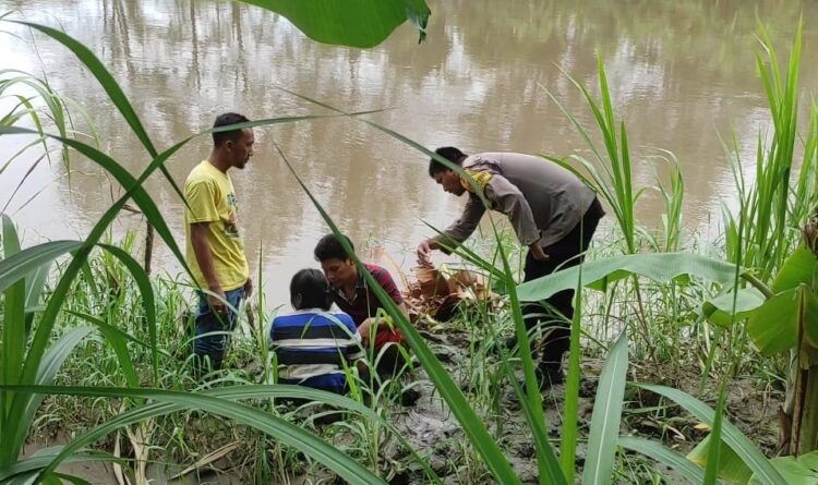Seorang ibu rumah tangga, LN (35), warga Lueng Bata, Banda Aceh nekat lompat ke sungai Krueng Aceh, Kamis (16/1), diduga hendak bunuh diri, namun segera diselamatkan warga. (Foto: Dok. Polsek Lueng Bata)
