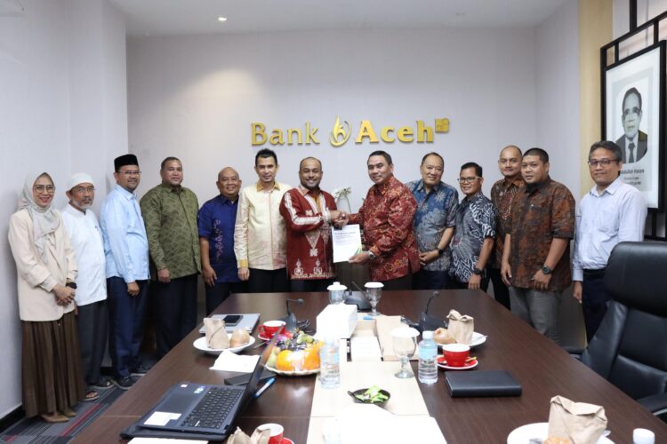 Penyerahan Laporan Hasil Audit Kantor Akuntan Publik yang diserahkan langsung oleh Padri Achyarsyah, Signing Partner KAP Heliantono & Rekan dan diterima oleh Plt Dirut Bank Aceh Fadhil Ilyas. (Foto: For Infoaceh.net)