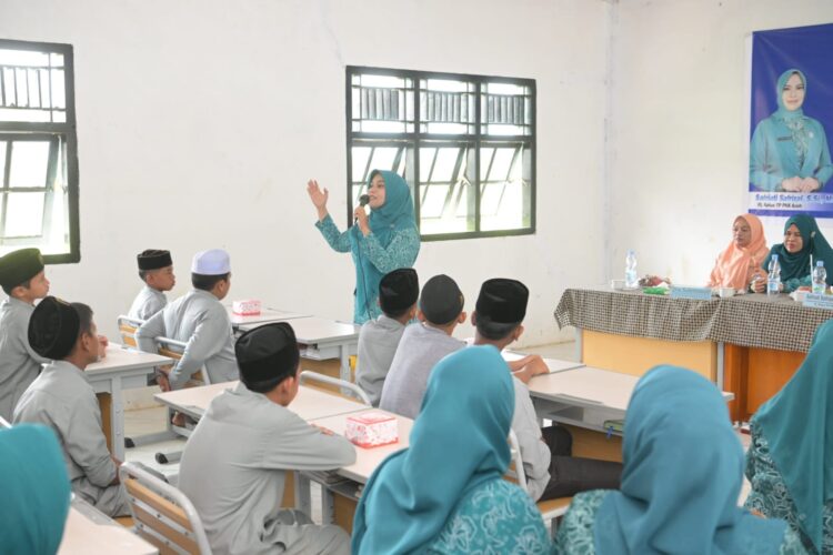 Pj Ketua TP PKK Aceh Safriati memberi bimbingan dan motifasi kepada santri Ma’had Ibnu Sina, Gampong Padang Sikabu Kecamatan Kuala Batee, Aceh Barat Daya (Abdya), Ahad (2/2). (Foto: For Infoaceh.net)