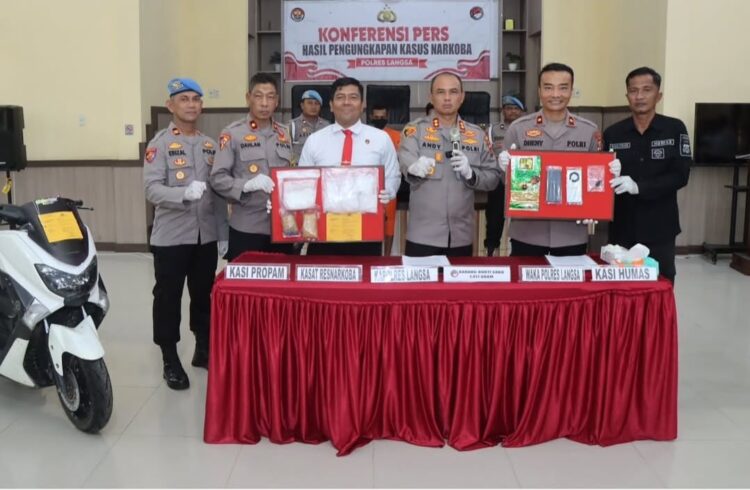 Kapolres Langsa AKBP Andy Rahmansyah memberikan keterangan pengungkapan 1,4 kg sabu dalam konferensi pers Senin (3/2). (Foto: For Infoaceh.net)