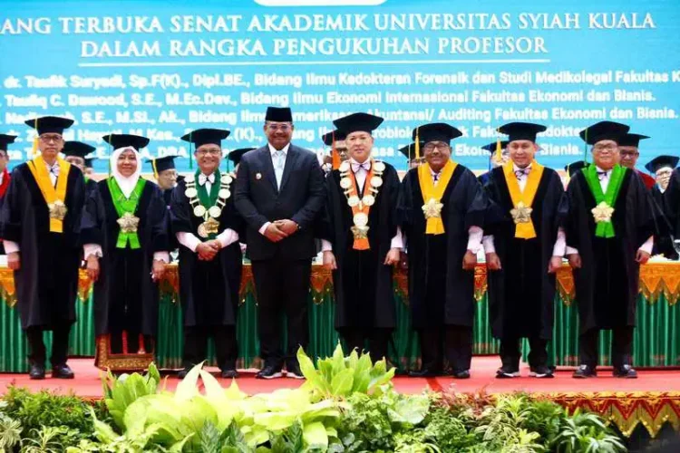 Pj Gubernur Aceh Safrizal ZA menghadiri pengukuhan lima guru besar pada Sidang Terbuka Senat Akademik USK, di Gedung AAC Dayan Dawood, Rabu (5/2). (Foto: For Infoaceh.net)