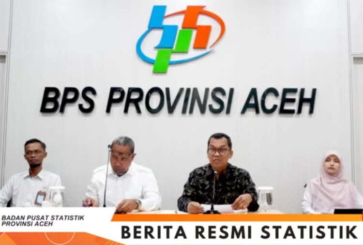 Kepala BPS Aceh Ahmadriswan Nasution menyampaikan pertumbuhan ekonomi Aceh tahun 2024 pada konferensi pers di kantor BPS setempat, Rabu (5/2). (Foto: Dok. BPS Aceh)