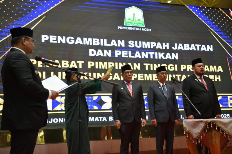 Pj Gubernur Aceh Safrizal ZA melantik 3 Pejabat Pimpinan Tinggi Pratama atau Eselon II Pemerintah Aceh di Anjong Mon Mata, Banda Aceh, Rabu (5/2). (Foto: Dok. Biro Adpim Setda Aceh)