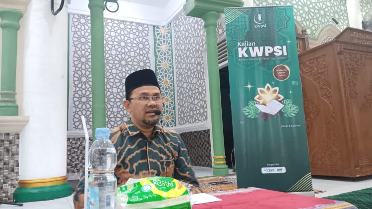 Guru Besar UIN Ar-Raniry Prof Dr Muhammad Yasir Yusuf MA mengisi kajian KWPSI di Masjid Al Mukarramah Gampong Mulia, Kecamatan Kuta Alam, Banda Aceh, Rabu malam (5/2).