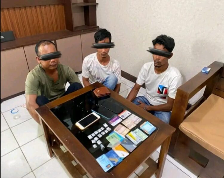 Anggota Intelijen Kodam IM kembali berhasil menangkap tiga pengedar sabu-sabu di Desa Deah Raya, Kecamatan Syiah Kuala, Banda Aceh, pada dinihari Kamis (6/2). (Foto: For Infoaceh.net)