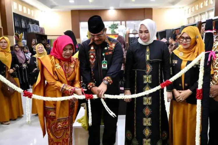 Pj Gubernur Aceh Safrizal ZA didampingi Pj Ketua Dekranasda Aceh Safriati dan istri Mualem, Marlina Usman, meresmikan Galeri Seuramoe Dekranasda Aceh, di Taman Ratu Safiatuddin Banda Aceh, Kamis (6/2). (Foto: For Infoaceh.net)