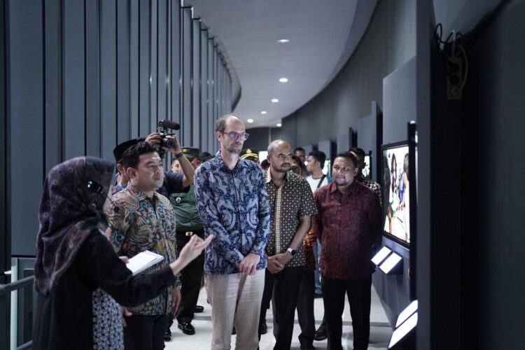 Kadisbudpar Aceh Almuniza Kamal bersama Direktur Pusat Informasi PBB, Miclos Gaspar membuka pameran foto di Museum Tsunami Aceh, Kamis (7/2). Foto: For Infoaceh.net