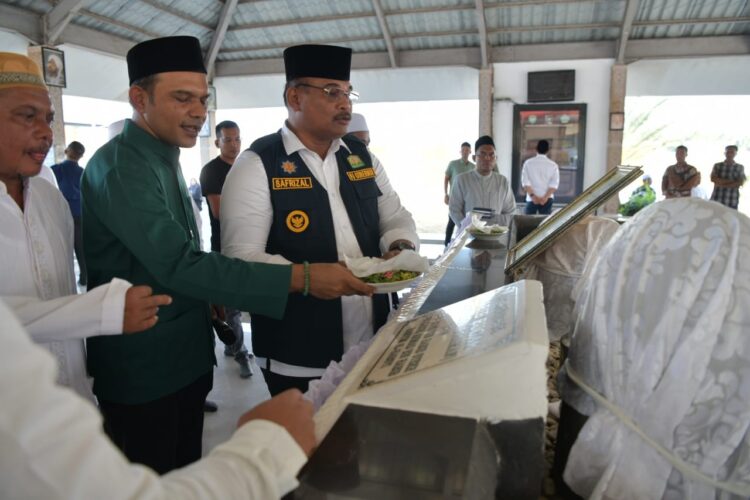 Pj Gubernur Aceh Safrizal ZA bersama Ketua DPRA Zulfadli, Plt. Sekda Aceh Muhammad Diwarsyah dan Kadisbudpar Aceh Almuniza Kamal menandatanganinya prasasti saat peresmian revitalisasi Cagar Budaya Situs Sejarah Makam Habib Bughak di Desa Pante Peusangan, Kecamatan Jangka, Bireuen, Jum’at (7/2)