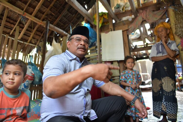 Pj Gubernur Aceh Safrizal ZA meninjau proses verifikasi pembangunan rumah layak huni yang akan dilakukan Pemerintah Aceh tahun 2025 di Gampong Cot Kunyet, Kecamatan Padang Tiji, Pidie, Sabtu (8/2). (Foto: For Infoaceh.net)