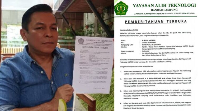 Adik kandung Rusli Bintang, Zulkarnaini Bintang memperlihatkan surat pemberitahuan terbuka tidak ada dualisme kepengurusan Yayasan Altek, Jum'at (7/2)