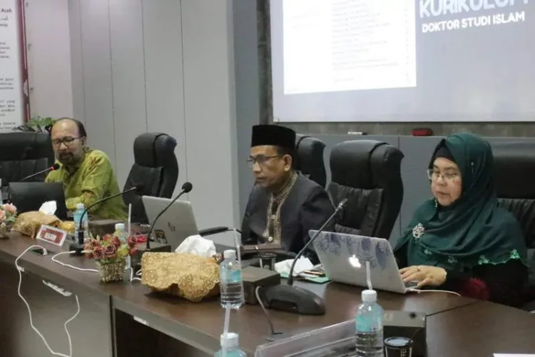 Direktur Pascasarjana UIN Ar-Raniry Prof Eka Sri Mulyani didampingi Ketua Prodi S3 Studi Islam Prof Dr Syamsul Rijal MAg
