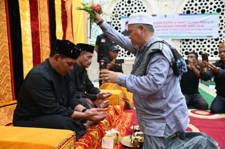 Tgk H Marwan Abdullah melakukan prosesi peusijuek Bupati/Wakil Bupati Aceh Besar terpilih Muharram Idris - Syukri A. Jalil di Masjid Nurul Huda, Gampong Cot Kareng, Kecamatan Blang Bintang, Sabtu (8/2)