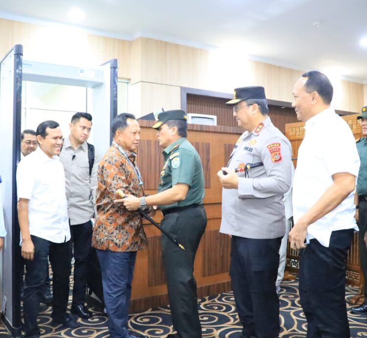 Mendagri Tito Karnavian Selasa (11/2) sekitar pukul 14.30 Wib, tiba di Aceh via Bandara Internasional SIM, Blang Bintang, Aceh Besar.