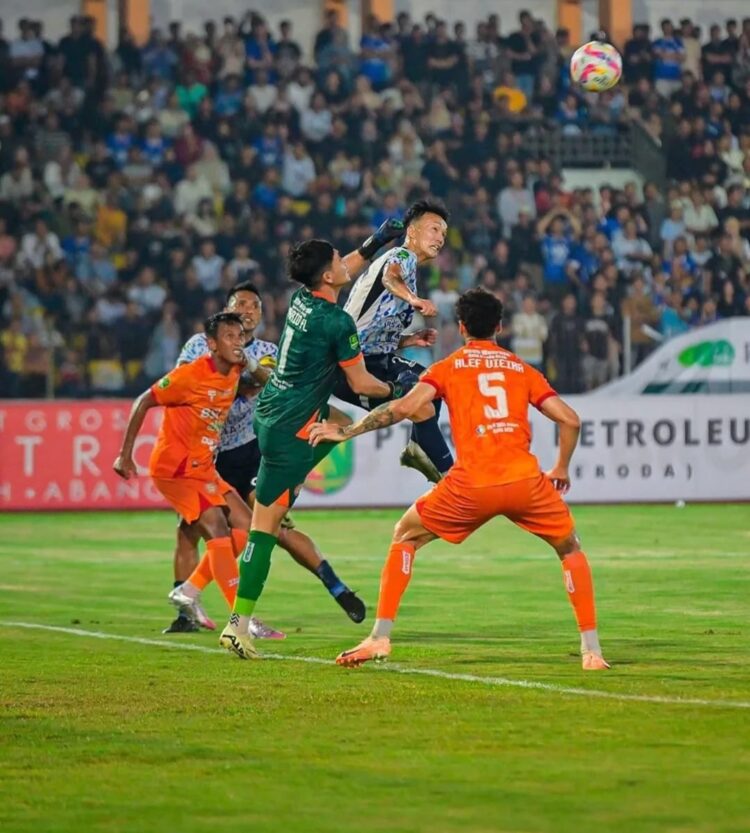 Duel pemain PSPS dan Persiraja Banda Aceh pada matchday kelima Grup X Babak 8 Besar Liga 2 2024/2025 di Stadion Kaharuddin Nasution, Pekanbaru, Selasa malam (11/2). Persiraja takluk 0-1. (Foto: For Infoaceh.net)