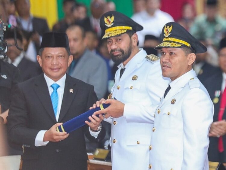 Mendagri Tito Karnavian saat melantik Gubernur/Wakil Gubernur Aceh periode 2025-2030 Muzakir Manaf-Fadhlullah atau Mualem-Dek, di Gedung DPRA, Rabu (12/2). (Foto: For Infoaceh.net)