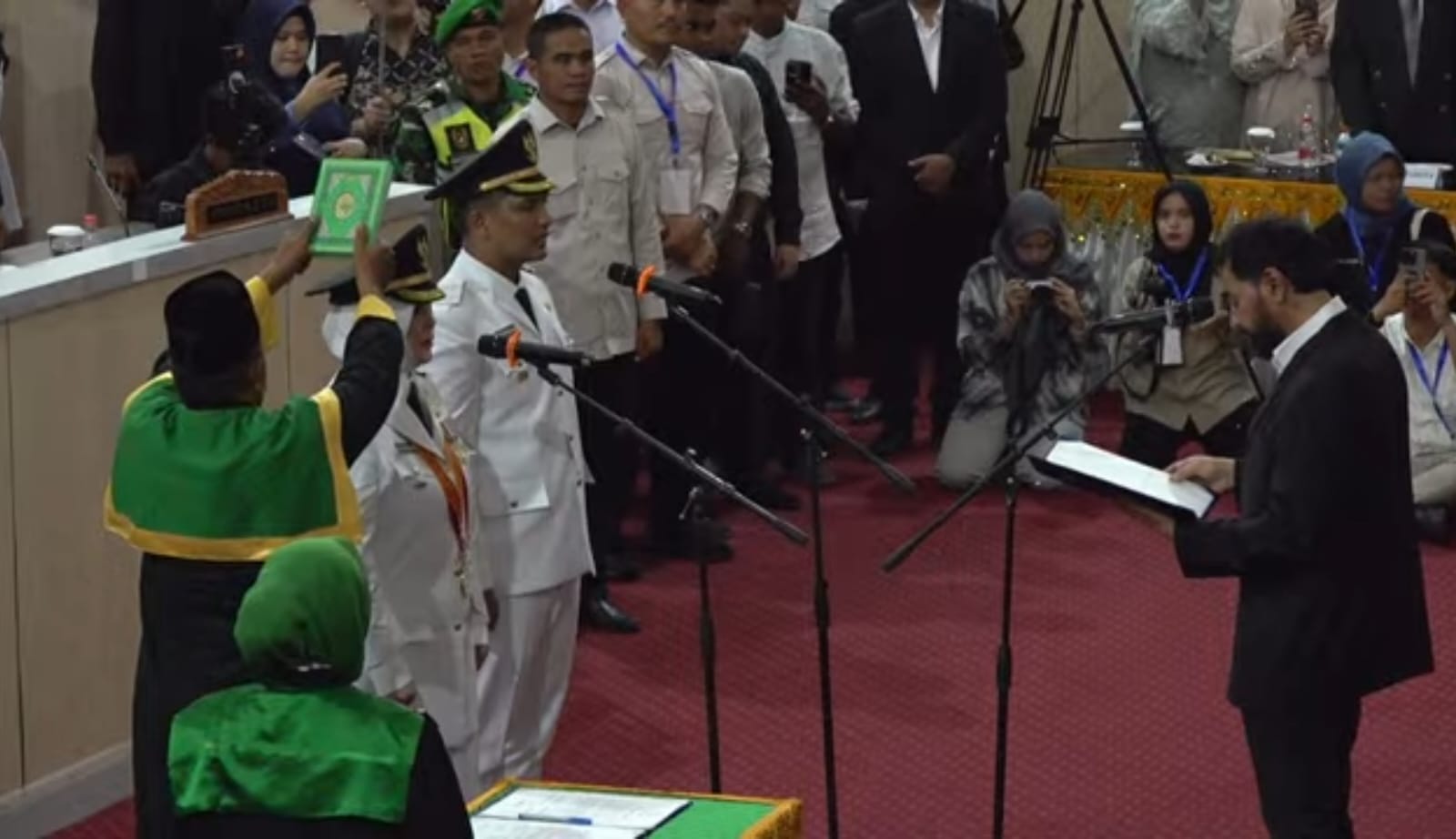 Pasangan Illiza Sa'aduddin Djamal-Afdhal Khalilullah resmi menjabat sebagai Wali Kota dan Wakil Wali Kota Banda Aceh periode 2025-2030 usai dilantik oleh Gubernur Aceh Muzakir Manaf atau Mualem, Rabu sore (12/2). (Foto: For Infoaceh.net)