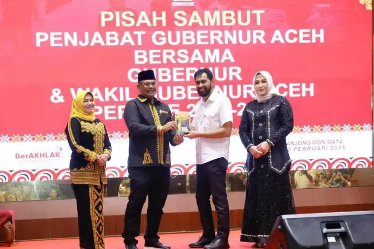 Gubernur Aceh Muzakir Manaf dan mantan Pj Gubernur Aceh Safrizal ZA pada malam lepas sambut di Anjong Monmata, Banda Aceh, Rabu (12/2)