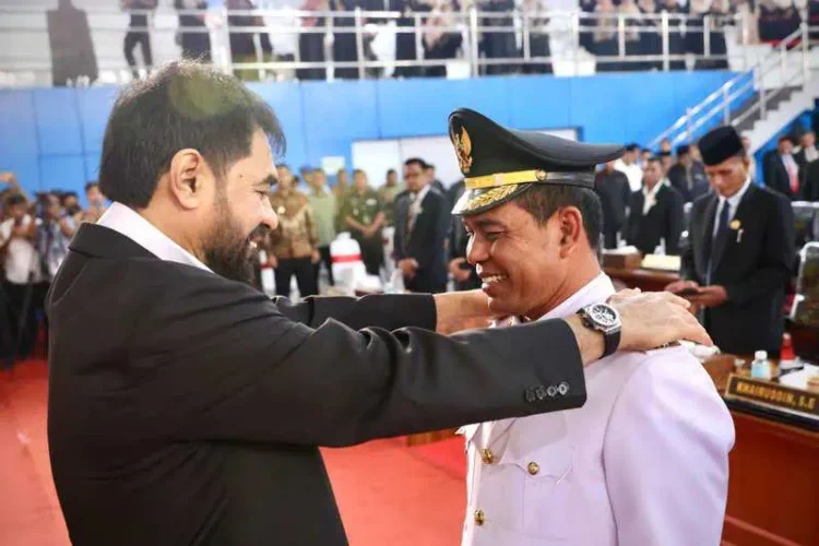 Gubernur Muzakir Manaf melantik Muharram Idris-Syukri A Jalil sebagai Bupati/Wakil Bupati Aceh Besar, dalam Rapat Paripurna Istimewa DPRK Aceh Besar, di Jantho Sport Center, Kamis (13/2). (Foto: For Infoaceh.net)
