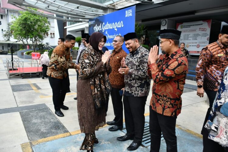 Illiza Sa’aduddin Djamal-Afdhal Khalilullah menggelar apel bersama ASN Pemko Banda Aceh di Balai Kota pada hari pertama bertugas sebagai Wali Kota/Wakil Wali Kota, Kamis pagi (13/2). (Foto: For Infoaceh.net)