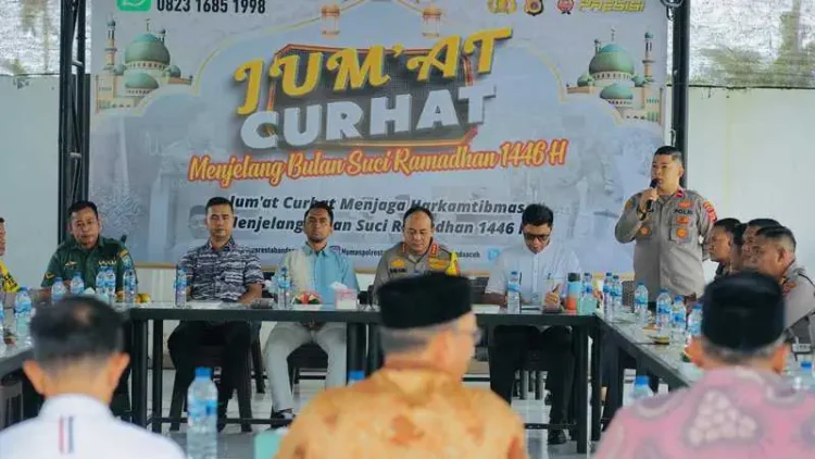 Kegiatan Jum'at Curhat Kapolresta Banda Aceh menjelang bulan suci Ramadhan 1446 Hijriah di Pesawat Kupi, Ingin Jaya, Aceh Besar, Jum'at (14/2). (Foto: For Infoaceh.net)