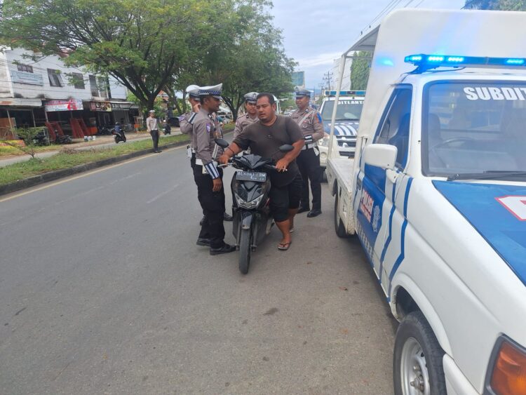 Petugas yang terlibat dalam Operasi Keselamatan Seulawah 2025, Sabtu (15/2) mengeluarkan 75 lembar surat teguran untuk pengendara di jalan raya.